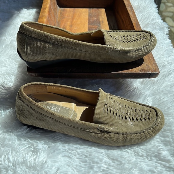 Van Eli Suede Upper with Sparkle.
Great looking and comfortable - Picture 11 of 12